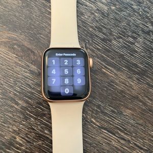Apple Watch 40 mm SE is beautiful Ross gold trim with pink/peach wristband.
